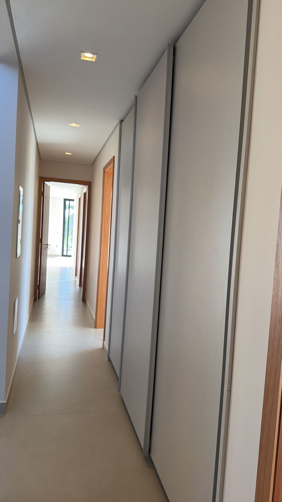 Residência Exclusiva com Piscina borda Infinita e 4 Suítes – Totalmente Mobiliada - imagem 14