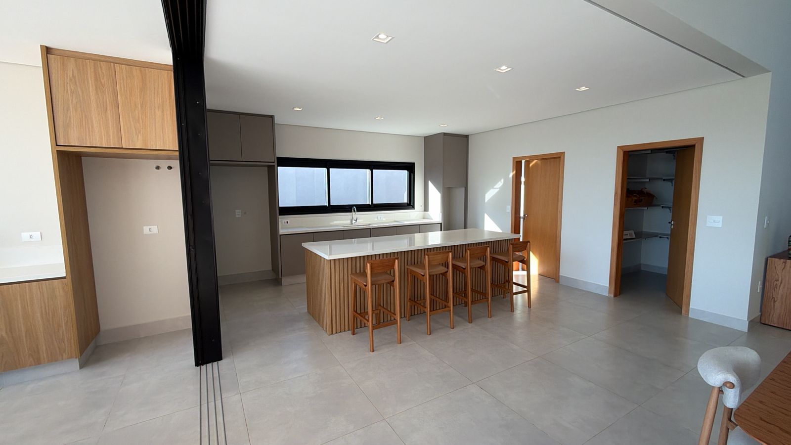 Casa Sofisticada com 4 Suítes e Piscina no Condomínio Campos de Santo Antônio II – Conforto, Estrutura e Alto Padrão - imagem 3