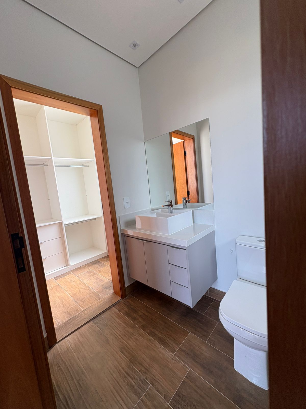Casa Moderna com 4 Suítes e Lazer Privativo no Condomínio Portal dos Bandeirantes – Sofisticação e Qualidade de Vida - imagem 18