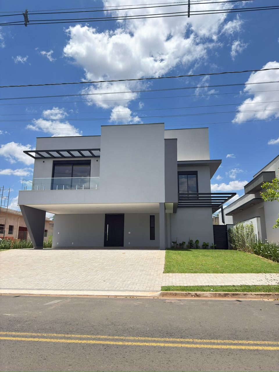 Casa Moderna com 4 Suítes e Lazer Privativo no Condomínio Portal dos Bandeirantes – Sofisticação e Qualidade de Vida