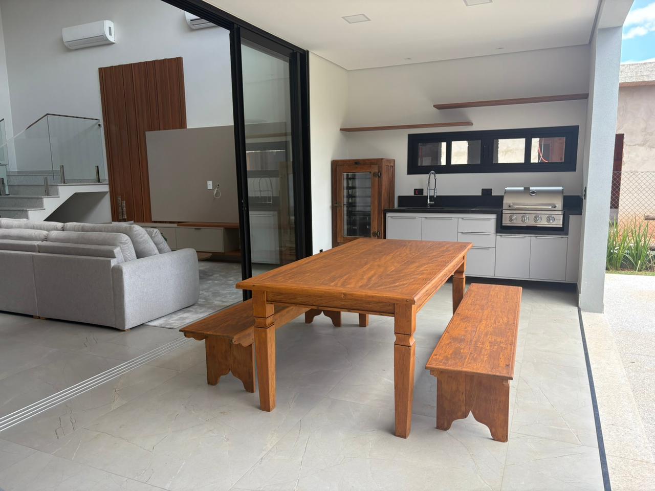 Casa Moderna com 4 Suítes e Lazer Privativo no Condomínio Portal dos Bandeirantes – Sofisticação e Qualidade de Vida - imagem 2