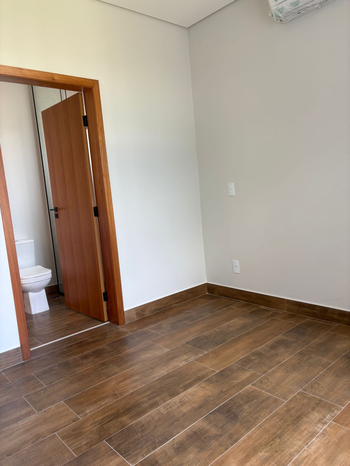 Casa Moderna com 4 Suítes e Lazer Privativo no Condomínio Portal dos Bandeirantes – Sofisticação e Qualidade de Vida - imagem 20