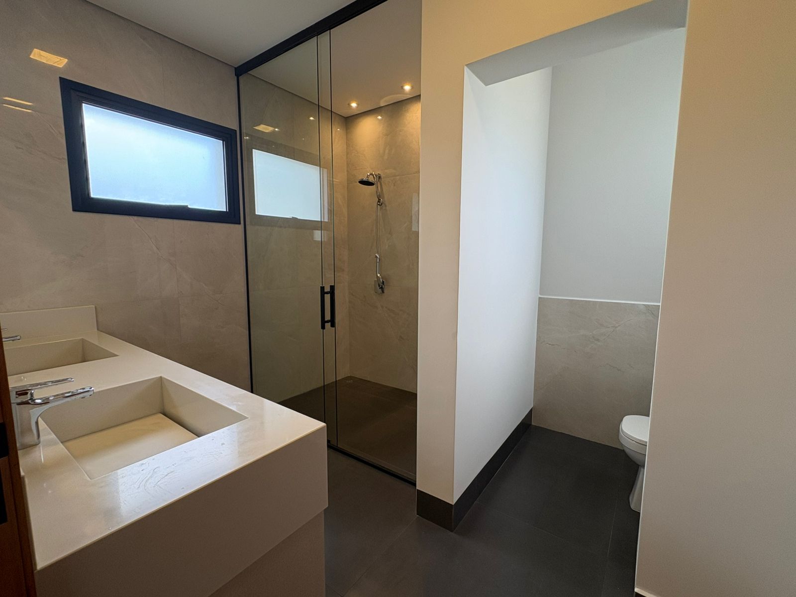 Casa Moderna com 4 Suítes e Lazer Privativo no Condomínio Portal dos Bandeirantes – Sofisticação e Qualidade de Vida - imagem 13