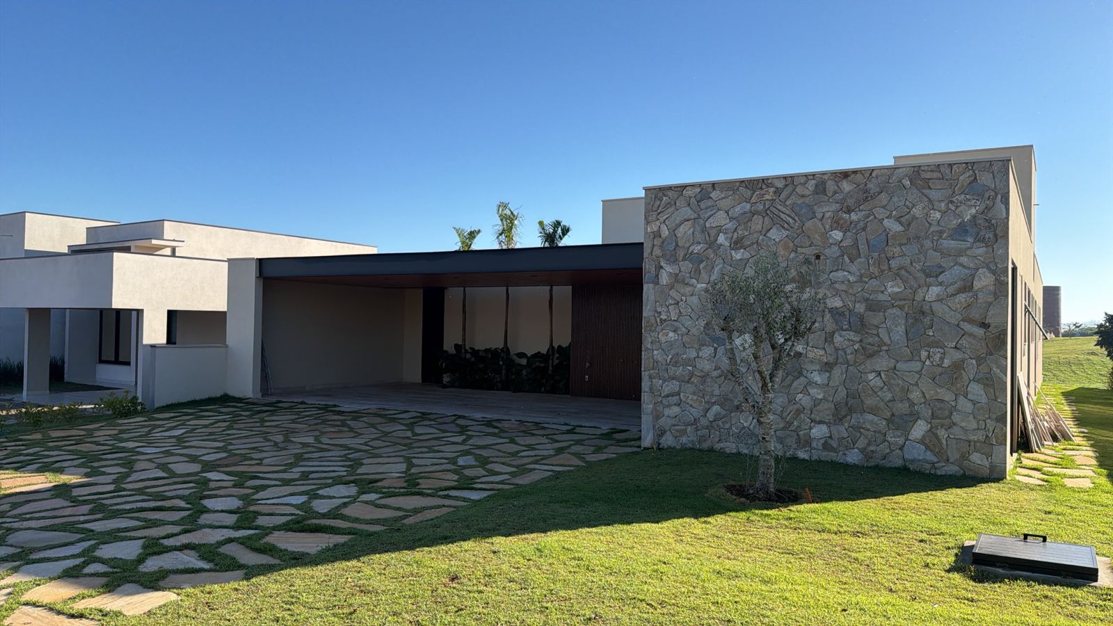 Residência Exclusiva com Piscina borda Infinita e 4 Suítes – Totalmente Mobiliada