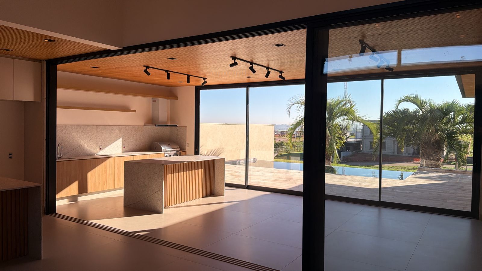 Residência Exclusiva com Piscina borda Infinita e 4 Suítes – Totalmente Mobiliada - imagem 4