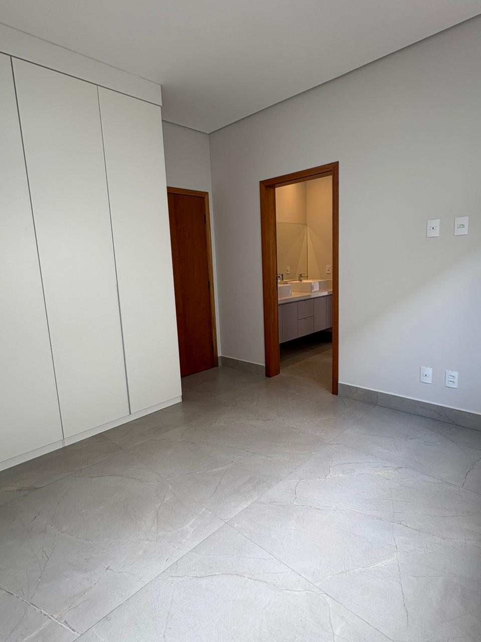 Casa Moderna com 4 Suítes e Lazer Privativo no Condomínio Portal dos Bandeirantes – Sofisticação e Qualidade de Vida - imagem 11