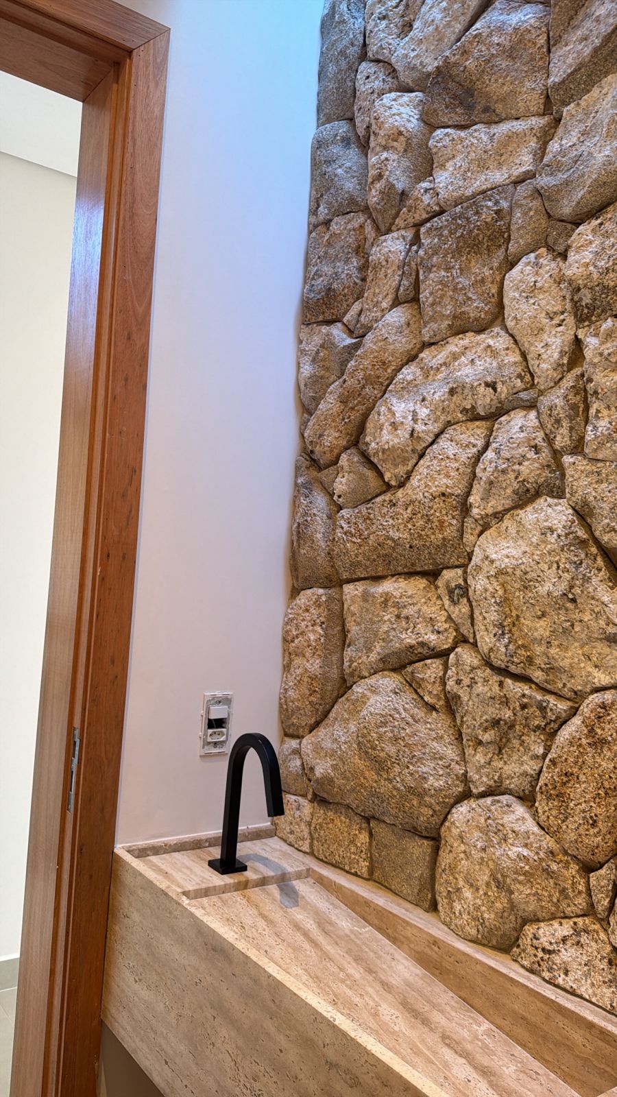 Residência Exclusiva com Piscina borda Infinita e 4 Suítes – Totalmente Mobiliada - imagem 8