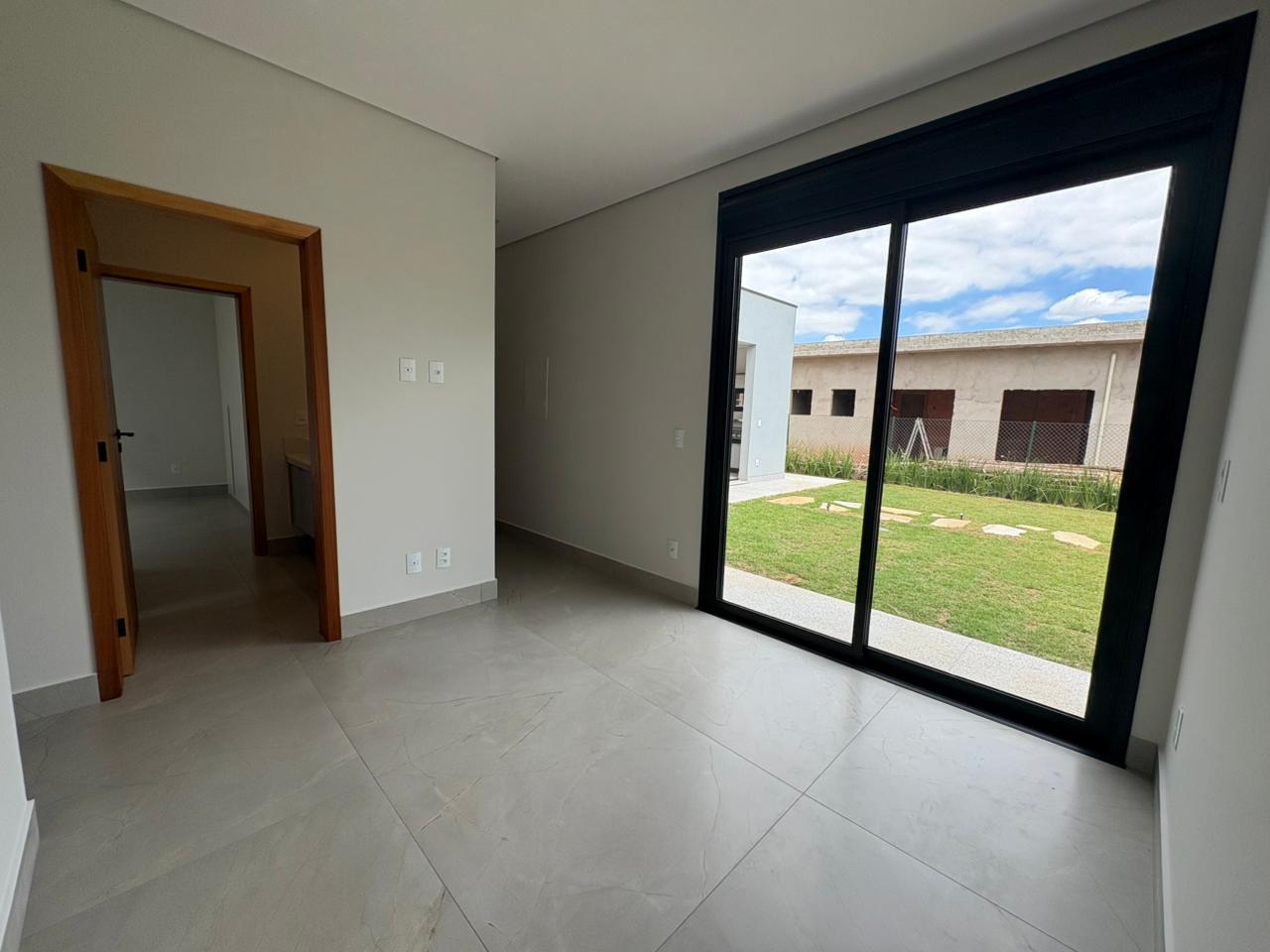 Casa Moderna com 4 Suítes e Lazer Privativo no Condomínio Portal dos Bandeirantes – Sofisticação e Qualidade de Vida - imagem 12