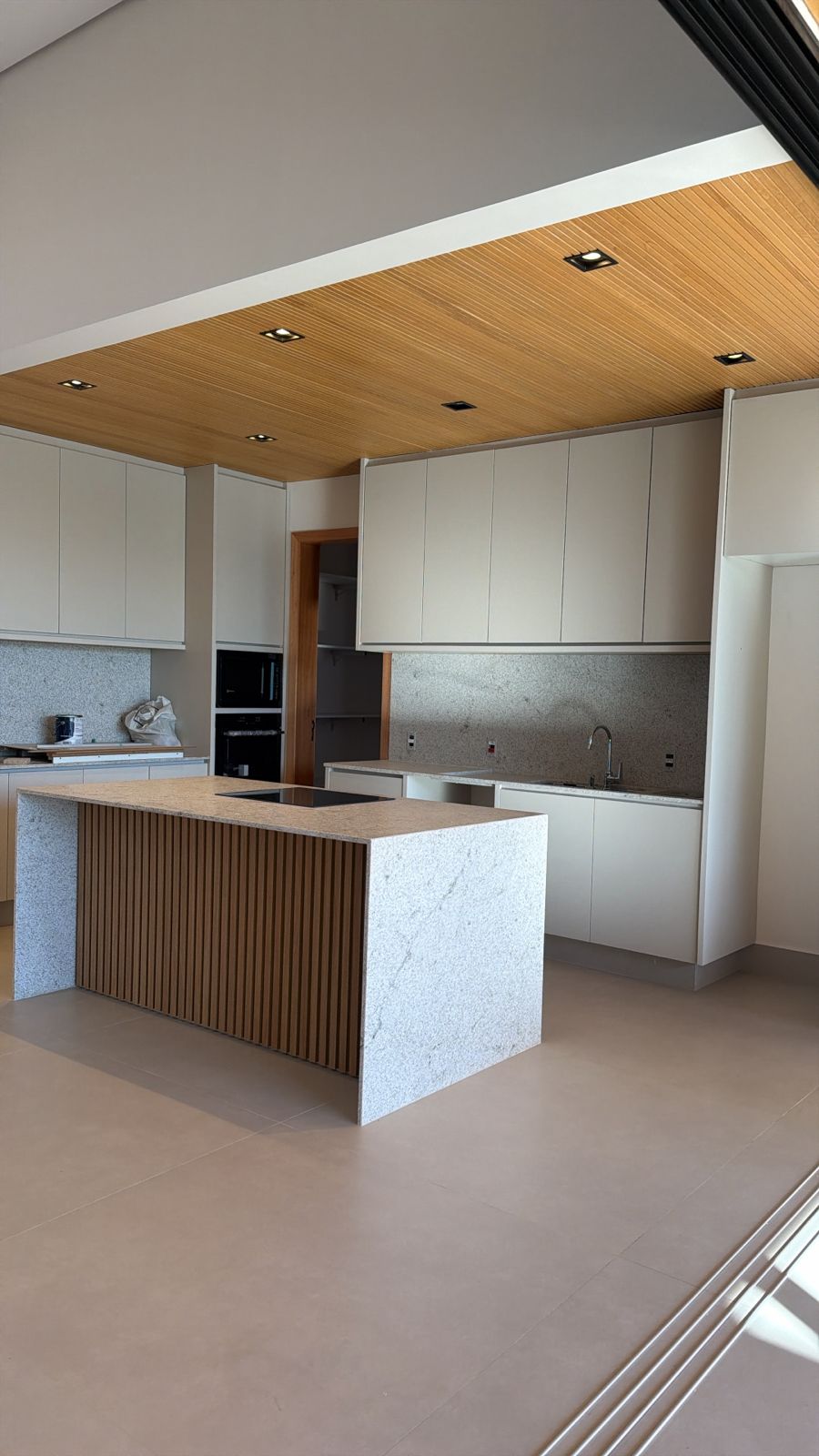 Residência Exclusiva com Piscina borda Infinita e 4 Suítes – Totalmente Mobiliada - imagem 5