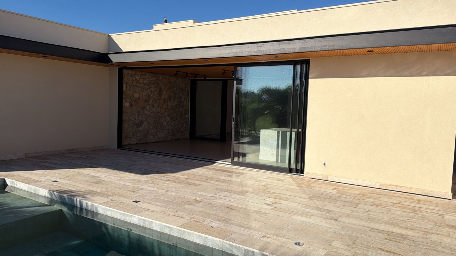Residência Exclusiva com Piscina borda Infinita e 4 Suítes – Totalmente Mobiliada - imagem 9