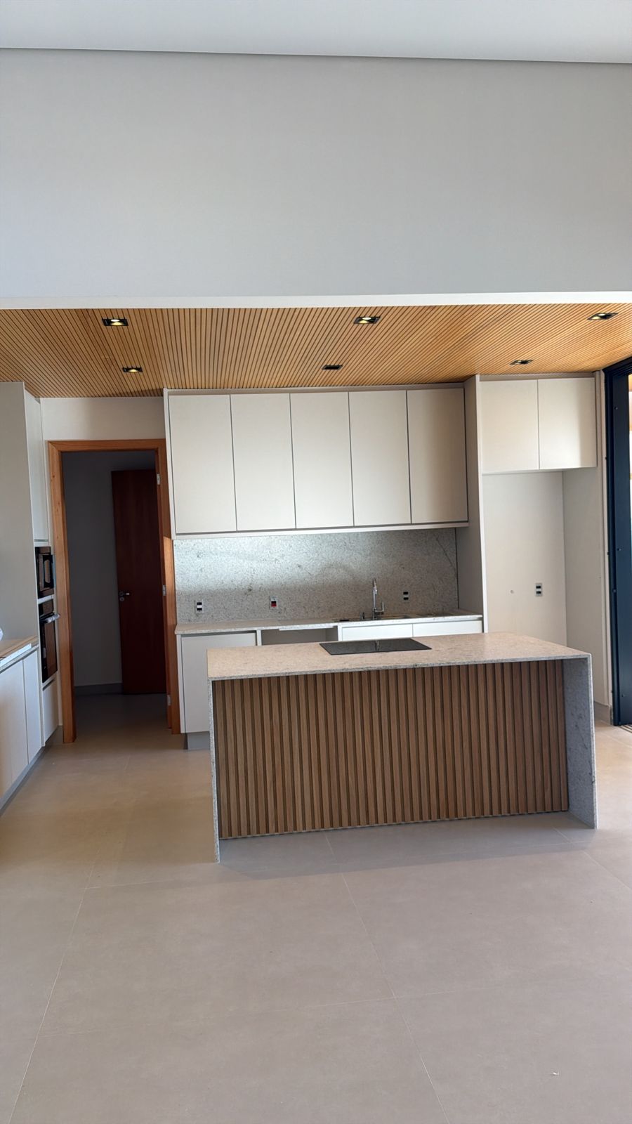 Residência Exclusiva com Piscina borda Infinita e 4 Suítes – Totalmente Mobiliada - imagem 6